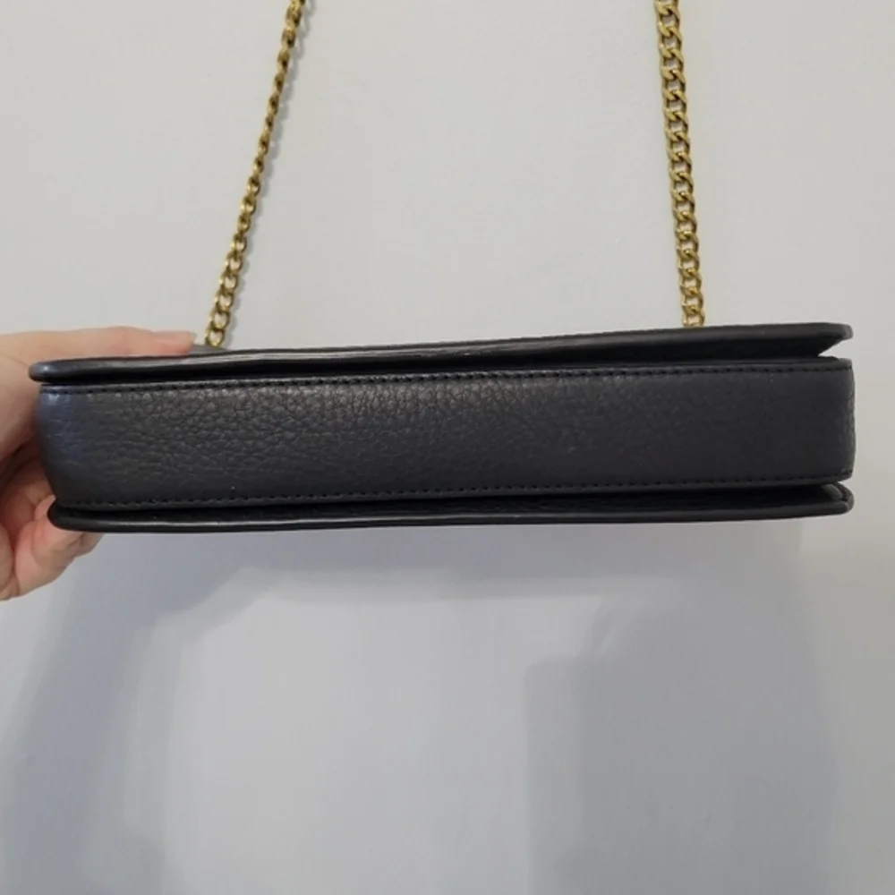 Tory Burch Chelsea Shoulder Bag in Black Pebbled Leather Minimalist Luxury‎
